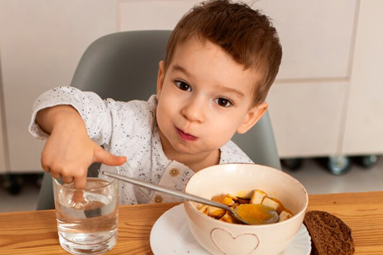 نوشاندن آب به کودک قبل از وعدهی غذایی، میتواند باعث کاهش اشتها و میل کودک به غذا شود.